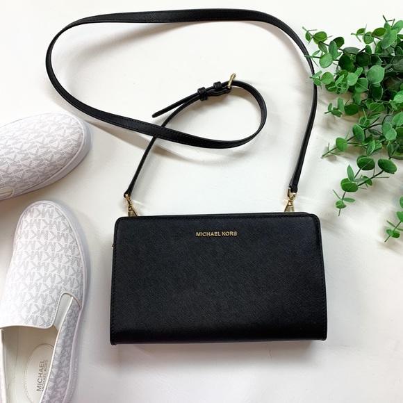 Michael Kors Medium Crossbody Zipper Magnetic Snap Card Sleeves Pockets
